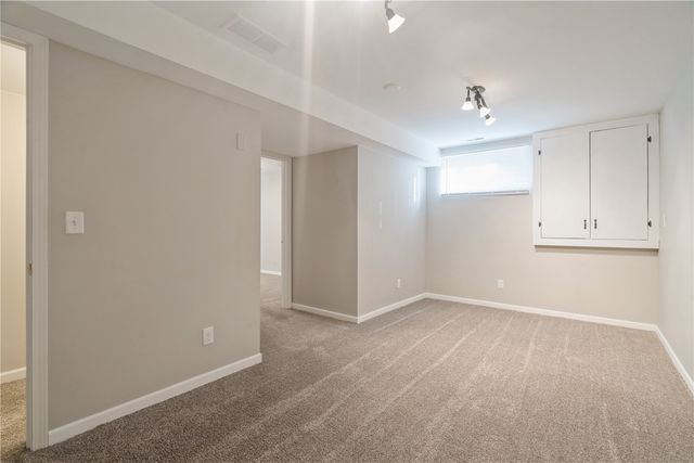 2250 Hillview Dr, Marion, IA 52302