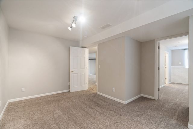 2250 Hillview Dr, Marion, IA 52302