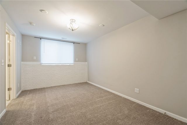 2250 Hillview Dr, Marion, IA 52302