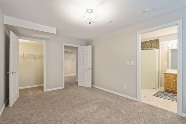 2250 Hillview Dr, Marion, IA 52302