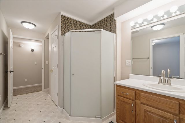 2250 Hillview Dr, Marion, IA 52302