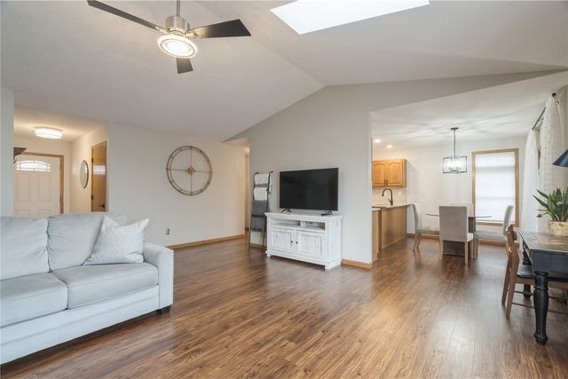 2250 Hillview Dr, Marion, IA 52302