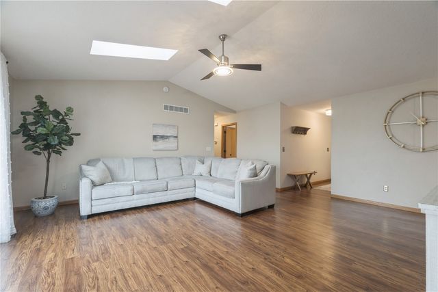 2250 Hillview Dr, Marion, IA 52302