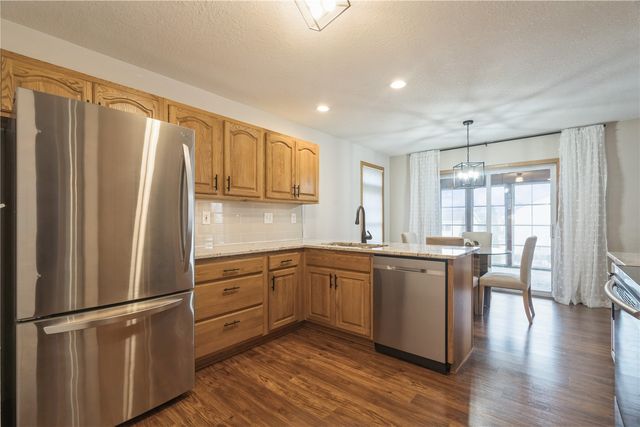 2250 Hillview Dr, Marion, IA 52302