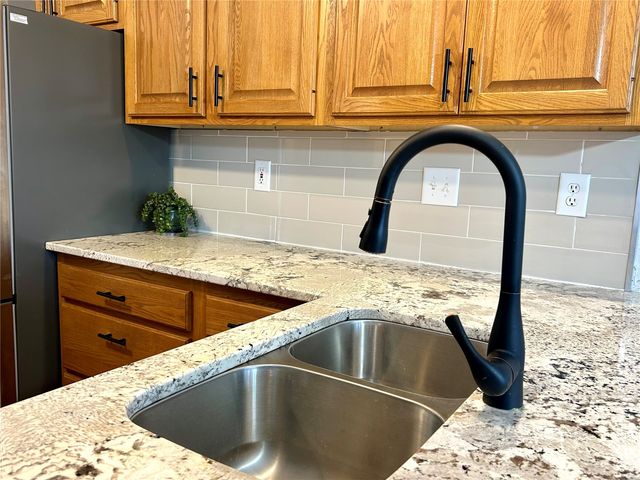 2250 Hillview Dr, Marion, IA 52302