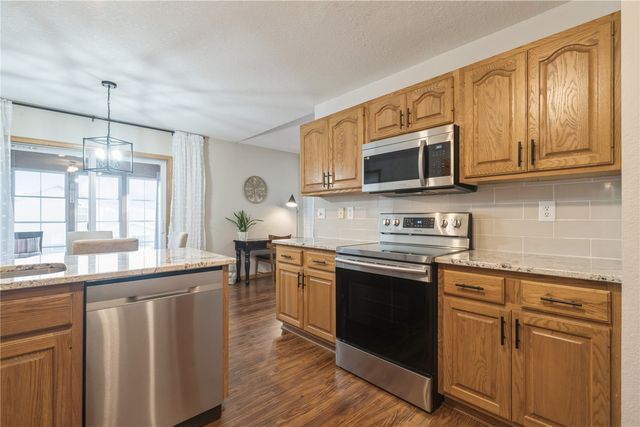 2250 Hillview Dr, Marion, IA 52302