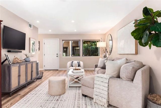 14 Surfside Ct Court, Newport Beach, CA 92663