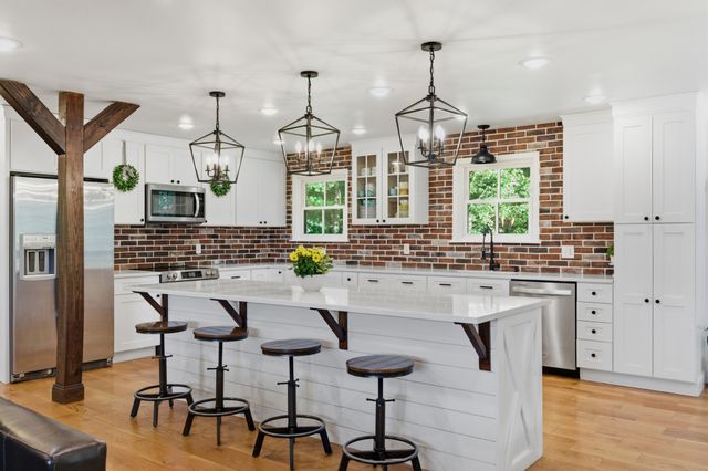 450 Paul Thompson Rd, Bethpage, TN 37022