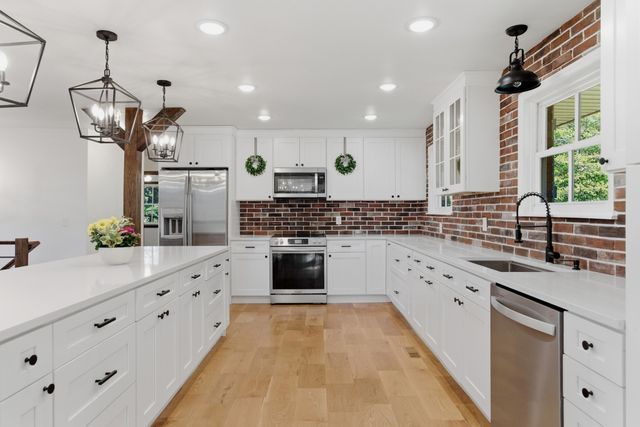450 Paul Thompson Rd, Bethpage, TN 37022