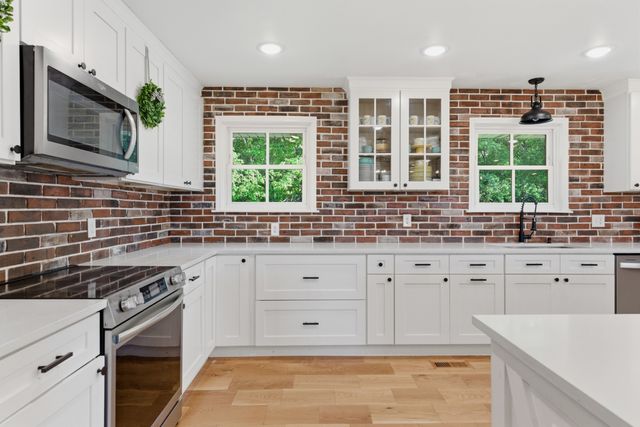 450 Paul Thompson Rd, Bethpage, TN 37022