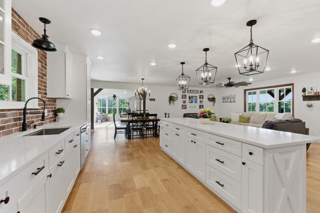 450 Paul Thompson Rd, Bethpage, TN 37022