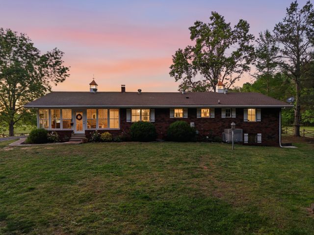 450 Paul Thompson Rd, Bethpage, TN 37022
