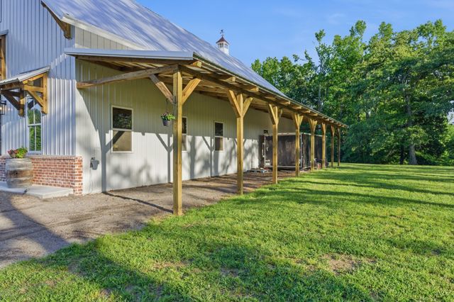 450 Paul Thompson Rd, Bethpage, TN 37022
