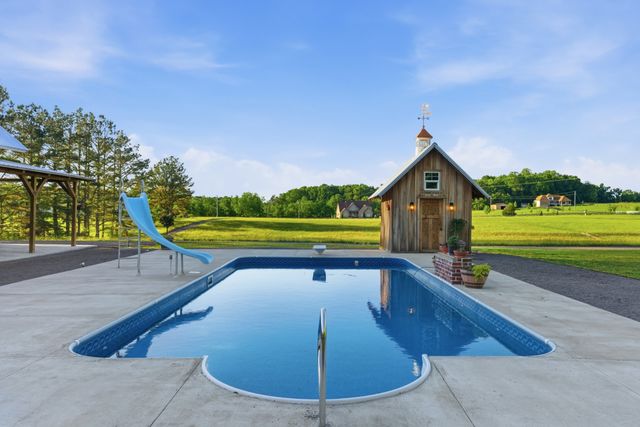 450 Paul Thompson Rd, Bethpage, TN 37022