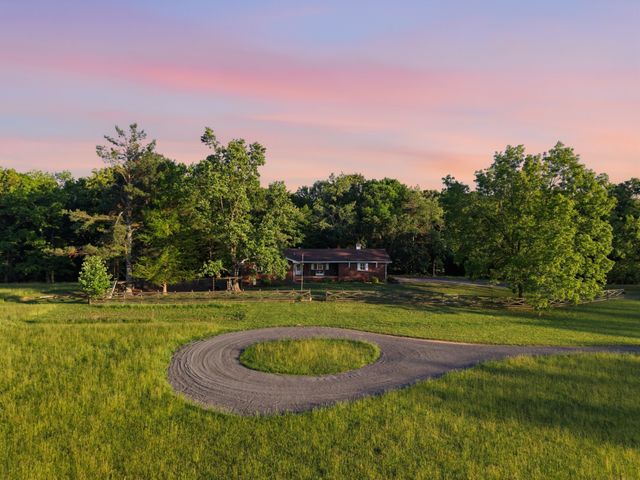 450 Paul Thompson Rd, Bethpage, TN 37022