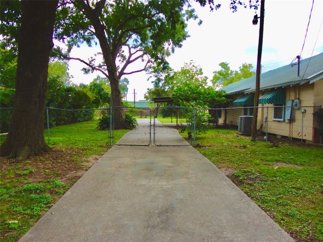 400 N Elm Street, Tomball, TX 77375