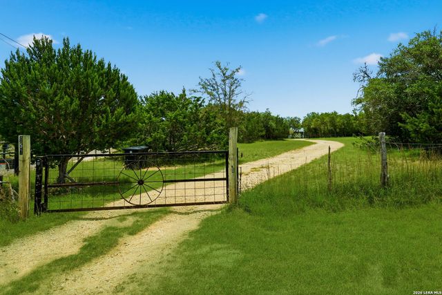 957 DEER FOREST DR, Pipe Creek, TX 78063