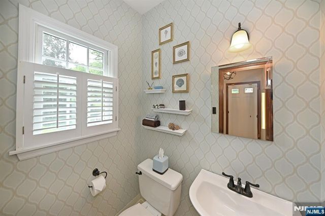 250 Meadowbrook Road, Wyckoff, NJ 07481
