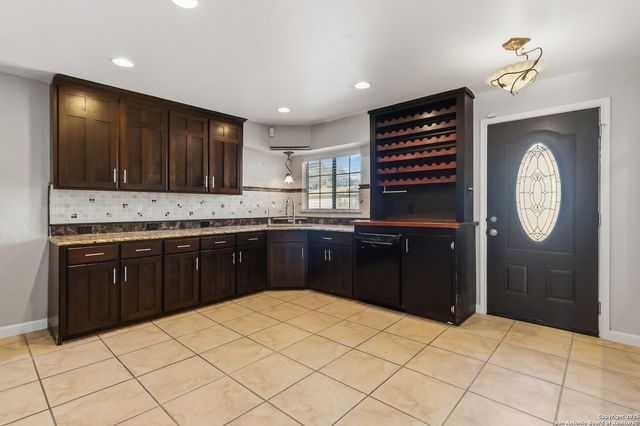 2439 W Summit Ave, San Antonio, TX 78228