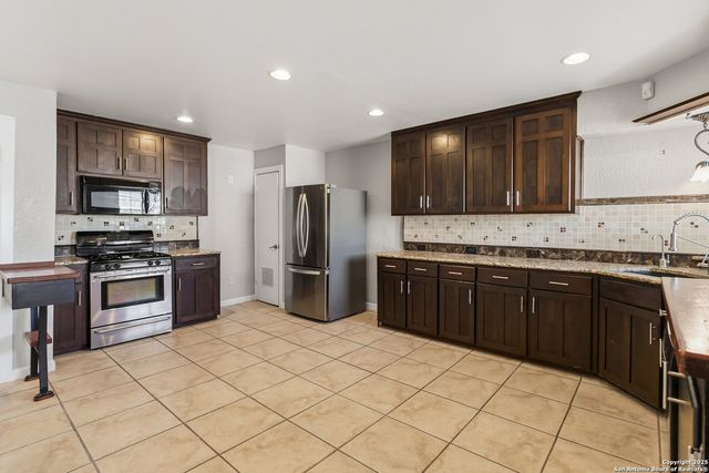 2439 W Summit Ave, San Antonio, TX 78228