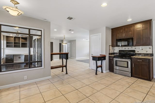 2439 W Summit Ave, San Antonio, TX 78228