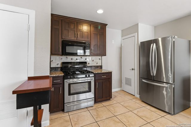 2439 W Summit Ave, San Antonio, TX 78228