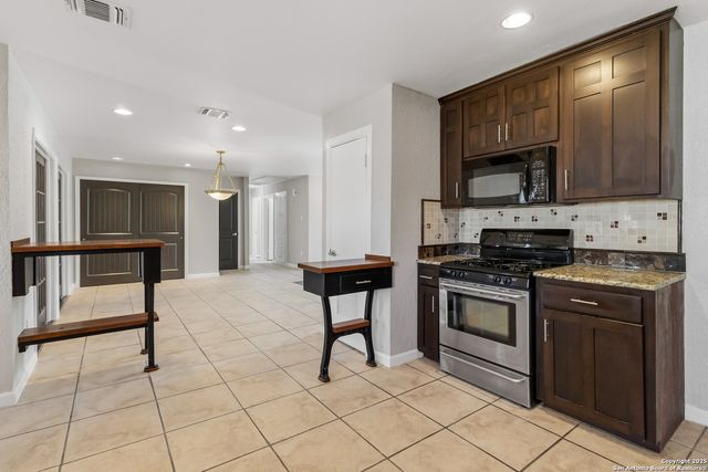 2439 W Summit Ave, San Antonio, TX 78228