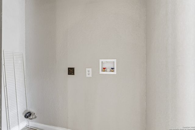 2439 W Summit Ave, San Antonio, TX 78228