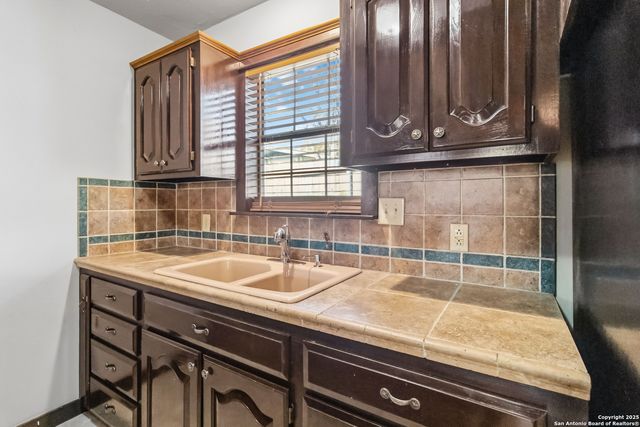 2439 W Summit Ave, San Antonio, TX 78228