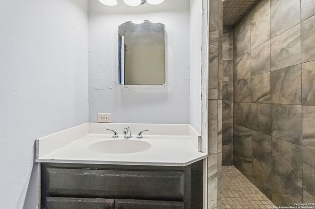 2439 W Summit Ave, San Antonio, TX 78228