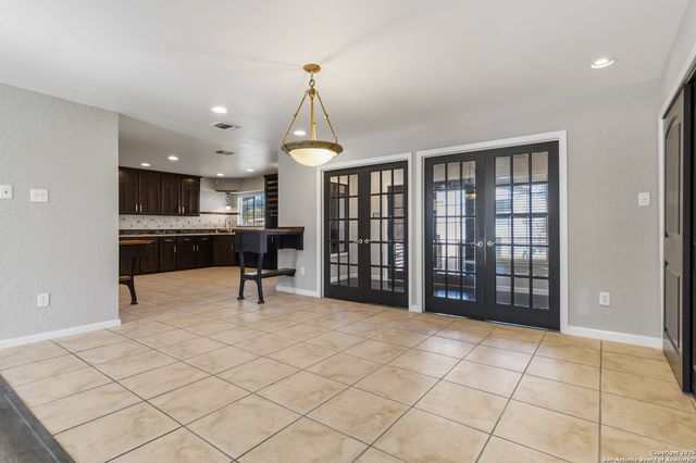 2439 W Summit Ave, San Antonio, TX 78228