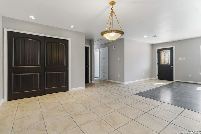 2439 W Summit Ave, San Antonio, TX 78228