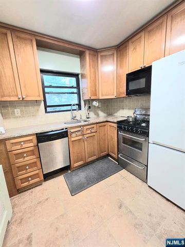 2163B N Central Road B, Fort Lee, NJ 07024