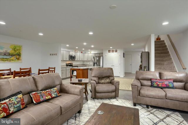 7407 RED OAK CT, Harrisburg, PA 17112