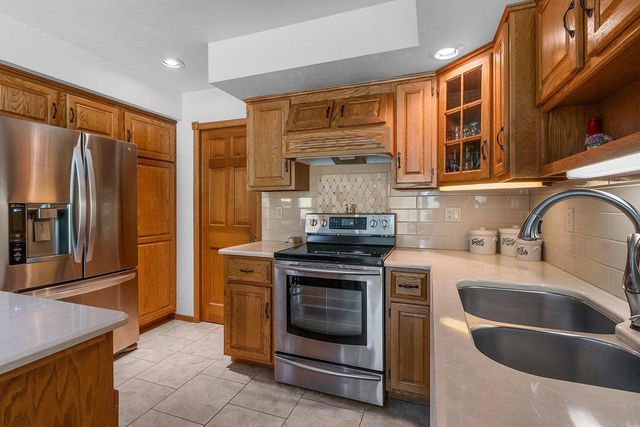 2951 VERCAUTEREN DRIVE, Green Bay, WI 54313