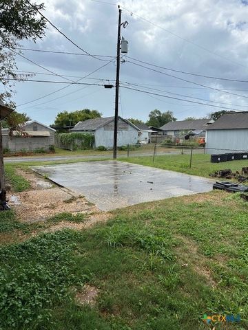 103 Retama Road, Refugio, TX 78377