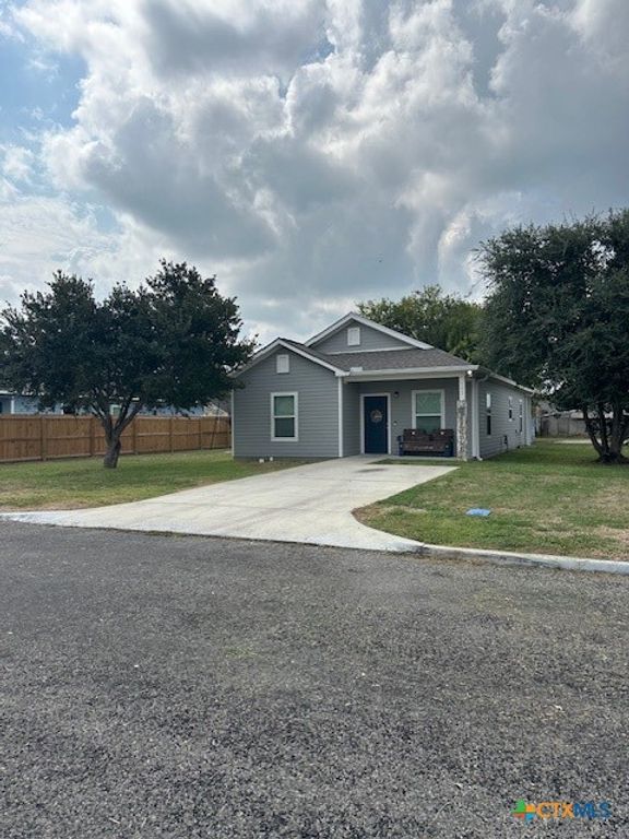 103 Retama Road, Refugio, TX 78377