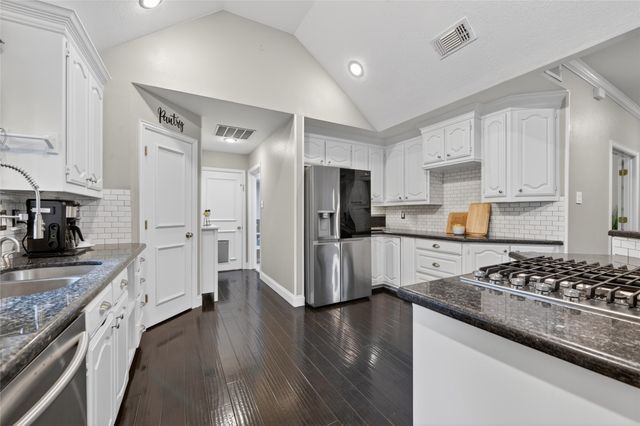 1917 Winding Creek Boulevard, Flower Mound, TX 75022