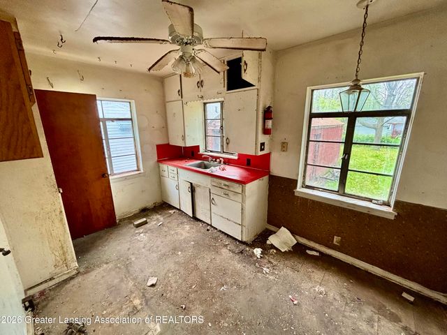 713 E Greenlawn Avenue, Lansing, MI 48910