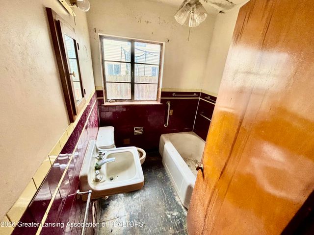 713 E Greenlawn Avenue, Lansing, MI 48910