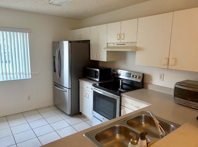 829 NW 208th Way, Pembroke Pines, FL 33029