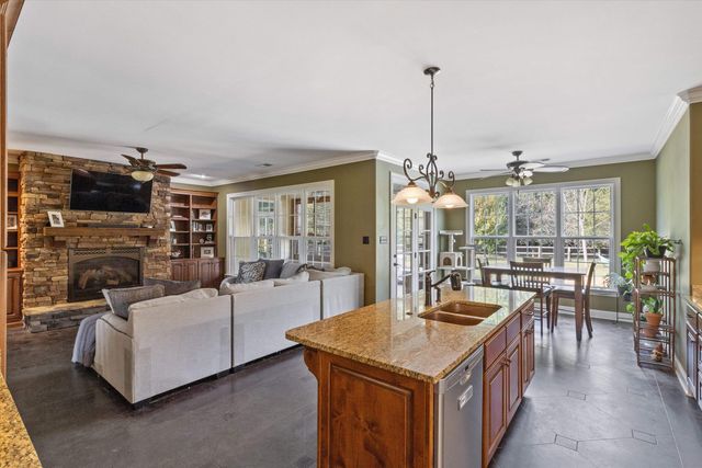 365 CROOKED CREEK DR, Oakland, TN 38060