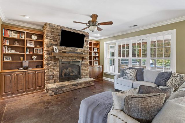 365 CROOKED CREEK DR, Oakland, TN 38060
