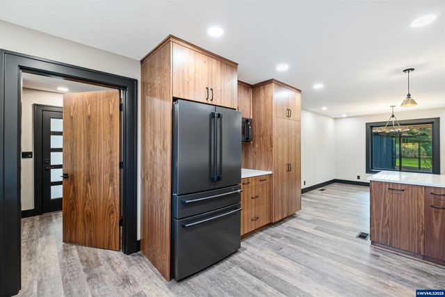 6057 Peaceful Ln, Silverton, OR 97381