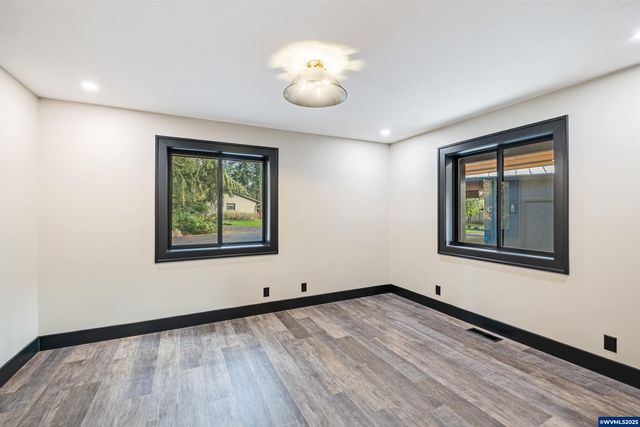 6057 Peaceful Ln, Silverton, OR 97381