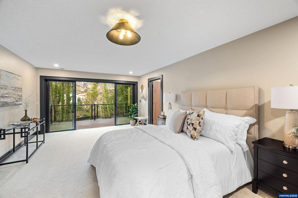 Image 11 of property listing at 6057 Peaceful Ln, Silverton, OR 97381