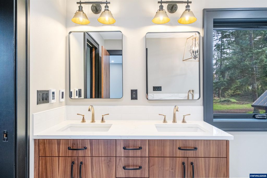 Image 13 of property listing at 6057 Peaceful Ln, Silverton, OR 97381