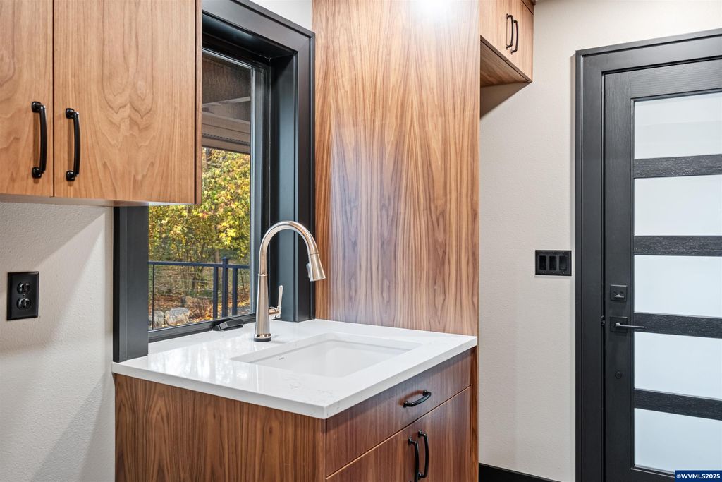 Image 14 of property listing at 6057 Peaceful Ln, Silverton, OR 97381