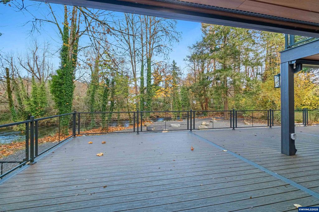 Image 16 of property listing at 6057 Peaceful Ln, Silverton, OR 97381