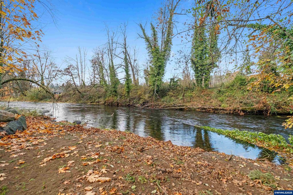 Image 21 of property listing at 6057 Peaceful Ln, Silverton, OR 97381